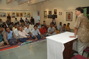 Shri. Suhas Bahulkar delivers his talk at Artfest 09, Indiaart Gallery